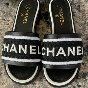 CHANEL
2021 Interlocking CC Logo Slides
Size: 8 | IT 38
